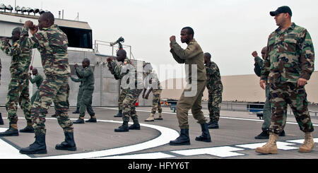 110720-N-XK513-110 POINTE-NOIRE, Republik Kongo (20. Juli 2011) U.S. Navy Instruktoren aus maritimen zivilen Angelegenheiten Security Training (MCAST) führen Selbstverteidigungstraining mit kongolesischen Militärs im Laufe einer boarding Team Operationen an Bord High Speed Vessel Swift (HSV-2). HSV-2 ist in Afrika Partnerschaft Station (APS) 2011 teilnehmen, eine internationale Zusammenarbeit Sicherheitsinitiative soll global maritime Partnerschaften durch Schulungen und gemeinsame Aktivitäten zur Verbesserung der Sicherheit im Seeverkehr und Sicherheit in Afrika zu stärken. (U.S. Navy Photo von Masse Kommunikation S Stockfoto