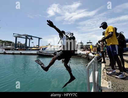 110726-N-KB666-242 PORT ROYAL, Jamaika (26. Juli 2011) Inspektor Ernest Hanna, ein Taucher zugewiesen, die königliche Bahamas Polizei führt einen vorderen Schritt-Eintrag bei Tauchbetrieb mit Mobile Tauch- und Salvage Unit (MDSU) 2. MDSU-2 ist die Teilnahme an Navy Diver-Partnerschaft Südbahnhof, eine multi-nationalen Partnerschaft Engagement Interoperabilität und Partner-Nation-Fähigkeit durch Tauchbetrieb erhöhen soll. (Foto: U.S. Navy Mass Communication Specialist 2. Klasse Gregory N. Juday/freigegeben) UNS Marine 110726-N-KB666-242 Inspektor Ernest Hanna, ein Taucher, der Roya zugewiesen Stockfoto