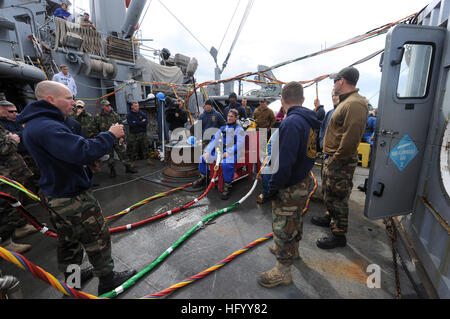 110721-N-EF447-045 Nordsee (21. Juli 2011) Master Chief Navy Diver Kelly Polk, zugewiesen, Mobile Tauchen und Salvage Unit (MDSU) 2, führt eine vor dem Tauchgang Sicherheitseinweisung an Bord das Military Sealift Command Rettung und Bergung Schiff USNS erfassen (T-ARS-51). MDSU-2 und Marine Archäologen, Wissenschaftler und Historiker sind in der Nordsee Tauchen Operationen überprüfen die Standorte der vermuteten Schiffswracks. Die Forscher hoffen, USS Bonhomme Richard, finden das historische Schiff unter dem Kommando von John Paul Jones. (Foto: U.S. Navy Mass Communication Specialist 1. Klasse Ja'lon A. Rhinehart/freigegeben) US-Na Stockfoto