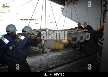 110721-N-AU622-046 Atlantik (21. Juli 2011) Segler transportieren Artillerie während einer Munition Onload an Bord des Flugzeugträgers USS Dwight D. Eisenhower (CVN-69). Dwight D. Eisenhower nimmt auf Munition in der Vorbereitung für die Bereitstellung und Durchführung von Schulungen im Atlantischen Ozean. (Foto: U.S. Navy Mass Communication Specialist 3. Klasse Nathan Parde/freigegeben) US Navy 110721-N-AU622-046 Segler Transport Ordnance während einer Munition Onload an Bord der USS Dwight D. Eisenhower (CVN-69) Stockfoto