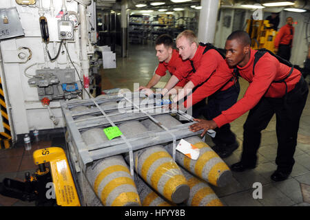 Während eine Munition Onload bewegen 110721-N-AU622-082 Atlantik (21. Juli 2011) Segler Kampfmittel an Chaos Deck des Flugzeugträgers USS Dwight D. Eisenhower (CVN-69). Dwight D. Eisenhower nimmt auf Munition in der Vorbereitung für die Bereitstellung und Durchführung von Schulungen im Atlantischen Ozean. (Foto: U.S. Navy Mass Communication Specialist 3. Klasse Nathan Parde/freigegeben) US Navy 110721-N-AU622-082 Segler bewegen Kampfmittel an Chaos Deck der USS Dwight D. Eisenhower (CVN-69) während einer Munition onload Stockfoto