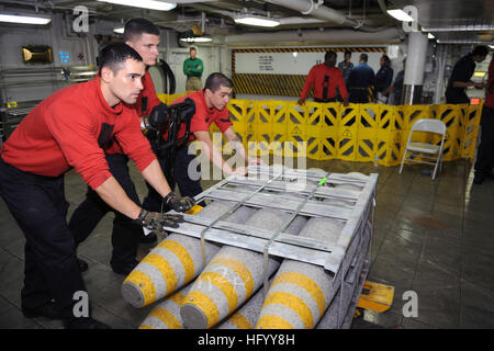 Während eine Munition Onload bewegen 110721-N-AU622-179 Atlantik (21. Juli 2011) Segler Kampfmittel an Chaos Deck des Flugzeugträgers USS Dwight D. Eisenhower (CVN-69). Dwight D. Eisenhower nimmt auf Munition in der Vorbereitung für die Bereitstellung und Durchführung von Schulungen im Atlantischen Ozean. (Foto: U.S. Navy Mass Communication Specialist 3. Klasse Nathan Parde/freigegeben) US Navy 110721-N-AU622-179 Segler bewegen Kampfmittel an Chaos Deck der USS Dwight D. Eisenhower (CVN-69) während einer Munition onload Stockfoto