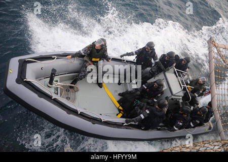 110722-N-IO627-008 TIMORSEE (22. Juli 2011) Royal Australian Navy Matrosen beauftragt zu Besuch, Board, Suche und Beschlagnahme (VBS) Team von australische Fregatte HMAS Darwin (FFG 04) ziehen neben der geführte Flugkörper-Zerstörer USS Curtis Wilbur (DDG-54) in einem Festrumpf Schlauchboot, einen VBSS Bohrer durchzuführen. Curtis Wilbur in Talisman Saber 2011 teilnimmt, eine bilaterale Übung soll australischen und US-Truppen zu trainieren, bei der Planung und Durchführung von Combined Task Force Operationen. (Foto: U.S. Navy Mass Communication Specialist 3. Klasse Andrew Ryan Smith/freigegeben) US Navy 110722- Stockfoto