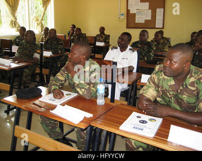 110725-N-JL721-081 DAR ES SALAAM, Tansania (25. Juli 2011) Studierende aus Tansania und Uganda Marine hören zu einem maritimen Intelligenz Klasse Vortrag im Rahmen des Afrika-Partnerschaft-Station (APS) Osten Tansania Hub an der Naval Training School in Tansania angeboten. APS ist eine Kooperationsinitiative internationale Sicherheit, erleichtert durch Commander, US Naval Forces Europe-Africa, zur Stärkung der global maritime Partnerschaften durch Schulungen und gemeinsame Aktivitäten zur Verbesserung der Sicherheit im Seeverkehr und Sicherheit in Afrika. (Foto: U.S. Navy Lt. CMdR Suzanna Brugler/freigegeben) UNS Stockfoto