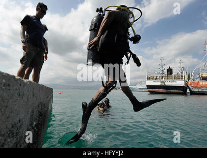 110727-N-KB666-379 PORT ROYAL, Jamaika (27. Juli 2011) Arnulfo Lopez, zugeordnet der Guatemala-Marine Taucher führt einen vorderen Schritt Eintrag vor Suchaktionen mit Mobile Tauch- und Salvage Unit (MDSU) 2. MDSU-2 ist die Teilnahme an Navy Diver-Partnerschaft Südbahnhof, eine multi-nationalen Partnerschaft Engagement Interoperabilität und Partner-Nation-Fähigkeit durch Tauchbetrieb erhöhen soll. (Foto: U.S. Navy Mass Communication Specialist 2. Klasse Gregory N. Juday/freigegeben) US Navy 110727-N-KB666-379 Arnulfo Lopez führt eine Front Schritt Eintrag vor der Suche, die Operationen wit Stockfoto