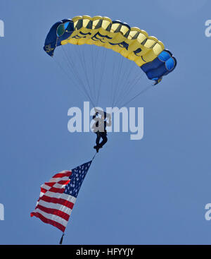 110728-N-GG400-122 SAN DIEGO (28. Juli 2011) Aircrew überleben Equipmentman 1. Klasse Thomas Kinn, zugeordnet der US Navy Fallschirm-Team, die Frösche springen fliegen eine amerikanische Flagge bei einem Training Sprung über Marine Amphibious Base Coronado. Die Frösche springen führen aerial Fallschirm Demonstrationen in den Vereinigten Staaten zur Unterstützung der Naval Special Warfare und Navy Recruiting. (US Navy Foto von Seemann Jümar T. Balacy/freigegeben) US Navy 110728-N-GG400-122 Aircrew überleben Equipmentman 1. Klasse Thomas Kinn fliegt eine amerikanische Flagge bei einem Training Sprung über Marine Amphibious Stockfoto