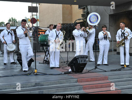 110728-N-JY929-139 HOLLYWOOD, Kalifornien (29. Juli 2011) The Navy Band Südwesten, blaue Jacken Brass Band, spielt Anchors Aweigh während ein besonderes Konzert in Hollywood und Highland Shopping Center. Mehrere Kriegsschiffe und Tausende von Seeleuten aus verschiedenen Befehle in Los Angeles für L.A. Navy Week 2011, einer der 21 Marine Wochen statt in diesem Jahr landesweit. Marine Wochen sollen die Investition zu präsentieren, die Amerikaner haben in ihre Marine und Sensibilisierung in den Städten, die keine bedeutende Navy Präsenz verfügen. (U.S. Navy Photo von Mass Communication Specialist 3. Klasse Wade T. Stockfoto