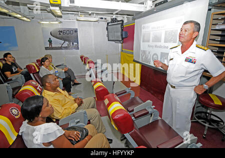 110729-N-HQ755-001 LOS ANGELES (29. Juli 2011) Rear Admiral Alton Bestände, Kommandeur der Marine Medizin Ost und Naval Medical Center-Portsmouth, spricht über Marine Medizin Rolle in humanitärer Missionen an Universität von Südkalifornien Medizinstudenten an Bord des Flugzeugträgers USS Abraham Lincoln (CVN-72) als Teil von Los Angeles Navy Week 2011. Marine Wochen sollen die Investition zu präsentieren, die Amerikaner haben in ihre Marine und Sensibilisierung in den Städten, die keine bedeutende Navy Präsenz verfügen. (Foto: US-Mass Communication Specialist 1. Klasse Brett Custer/Release Stockfoto