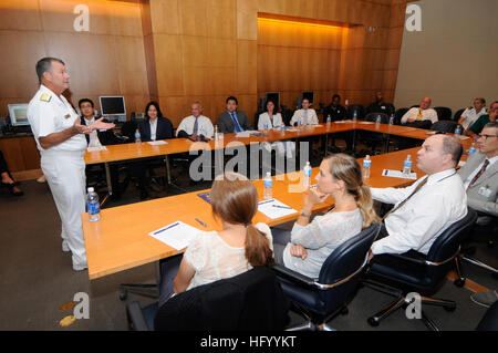 110729-N-HQ755-015 LOS ANGELES (29. Juli 2011) Rear Admiral Alton Bestände, Kommandeur der Marine Medizin Ost und Naval Medical Center-Portsmouth, spricht über Marine Medizin Rolle in humanitärer Missionen Universität Kalifornien, Los Angeles, Gesundheit Systemadministratoren als Teil von Los Angeles Navy Week 2011. Marine Wochen sollen die Investition zu präsentieren, die Amerikaner haben in ihre Marine und Sensibilisierung in den Städten, die keine bedeutende Navy Präsenz verfügen. (Foto: U.S. Navy Mass Communication Specialist 1. Klasse Brett Custer/freigegeben) US Navy 110729-N-HQ755-006-Rear Adm Stockfoto