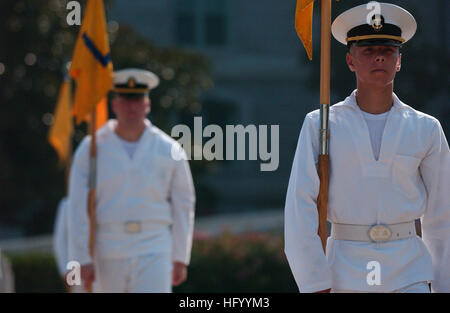 110729-N-XP477-001 ANNAPOLIS, MD. (29. Juli 2011) Plebes in der US Naval Academy-Klasse 2015 beteiligen sich an einer formalen Parade in Tecumseh Gericht während der vierten Woche der Plebs Sommer. Plebs Sommer ist ein 6-Wochen-Trainingsplan entwickelt, um die 4. Klasse Midshipmen körperlich und geistig mit verschiedenen akademischen, sportlichen und technischen Herausforderungen zu entwickeln. (Foto: U.S. Navy Masse Kommunikation Spezialist Seemann Danian Douglas/freigegeben) US Navy 110729-N-XP477-001 Plebes in der US Naval Academy-Klasse 2015 teilnehmen an einer formalen Parade in Tecumseh Gericht während der vierten Woche o Stockfoto