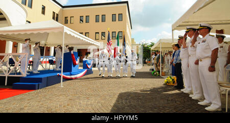 Gäste, Seeleute und zivile Regierungsangestellte erweisen sich während der Parade der Farben bei der Zeremonie des Kommandanten, Task Force 63, bei der Marineunterstützungsaktivität Capodichino, Italien. Stockfoto