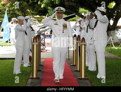 110729-N-UK333-127 gemeinsame Basis PEARL HARBOR-HICKAM (29. Juli 2011) Commander Robert Gaucher wird an Land bei einem Befehl Zeremonie für schnellen Angriff Los-Angeles-Klasse-u-Boot USS Stadt Corpus Christi (SSN-705) geleitet. Commander Christopher Buziak entlastet Gaucher als Kommandierender Offizier während der Zeremonie im Parche Memorial Park auf gemeinsamer Basis Pearl Harbor-Hickam. (Foto: U.S. Navy Mass Communication Specialist 2. Klasse Ronald Gutridge/freigegeben) US Navy 110729-N-UK333-127 CMdR Robert Gaucher ist bei einem Wechsel der Befehl Zeremonie für die Los-Angeles-Klasse schnellen Angriff Submari an Land geleitet Stockfoto