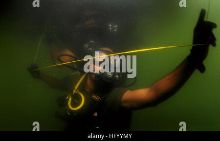 110729-N-XD935-032 PORT ROYAL, Jamaika (29. Juli 2011) Royal Bahamas Defense Force Taucher Marine Seemann Verron Charlton führt einen Sicherheit Sweep auf der Unterseite des jamaikanischen Schiff der Küstenwache während Tauchen Gemeinschaftsunternehmen mit der Mobile Tauchen und Salvage Unit (MDSU) 2. MDSU 2 ist Navy Diver-Partnerschaft Südbahnhof, eine multinationale Partnerschaft Engagement zur Erhöhung der Interoperabilität und Partner-Nation-Fähigkeit durch Tauchbetrieb beteiligt. (Foto: U.S. Navy Mass Communication Specialist 1. Klasse Jayme Pastoric/freigegeben) US Navy 110729-N-XD935-032 königliche Bahamas Def Stockfoto