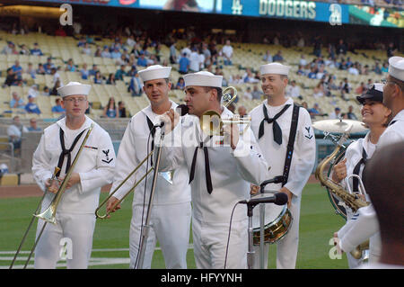 110730-N-OB313-134 LOS ANGELES (30. Juli 2011) Musiker 2. Klasse Jason Hanna, Trompeter und Sänger und Marine Band Südwesten, blaue Jacken Brass Band, führt im Los Angeles Dodger Stadium in Los Angeles Navy Week 2011, statt eines 21 Marine-Wochen in diesem Jahr landesweit. Marine Wochen sollen die Investition zu präsentieren, die Amerikaner haben in ihre Marine und Sensibilisierung in den Städten, die keine bedeutende Navy Präsenz verfügen. (Foto: U.S. Navy Mass Communication Specialist 2. Klasse T. J. Ortega/freigegeben) U.S. Navy 110730-N-OB313-134 Musiker 2. Klasse Jason Han Stockfoto