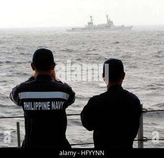 110730-N-WX059-162 Pazifik (30. Juli 2011) Mitglieder der philippinischen Marine begann an Bord geführte Raketen Fregatte USS Rueben James (FFG 57) beobachten der philippinischen Fregatte BRP Gregorio del Pilar (PF-15). Gregorio del Pilar ist eine ehemalige US Coast Guard Cutter und ist die neueste Ergänzung zu den philippinischen Marine. (Foto: U.S. Navy Masse Kommunikation Spezialist Seemann Sean Furey/freigegeben) US Navy 110730-N-WX059-162 Mitglieder der philippinischen Marine begann an Bord geführte Raketen Fregatte USS Rueben James (FFG-57) Stockfoto