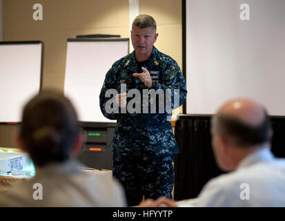 110804-N-DR144-057 SAN DIEGO (4. August 2011) Master Chief Petty Officer der Marine (INTERNIERUNGSLAGER) Rick D. West richtet sich der Kommandant, Marine Installationen Befehl N9 regionale Beirat in seiner Sitzung am Admiral Kidd Catering und Konferenzzentrum. West ist bei einem neuntägigen Besuch in Navy Region Südwest. (Foto: U.S. Navy Mass Communication Specialist 2. Klasse James R. Evans/freigegeben) US Navy 110804-N-DR144-057 Master Chief Petty Officer der Marine (INTERNIERUNGSLAGER) Rick D. West befasst sich mit der Kommandant, Marine Installationen Befehl N9 Regio Stockfoto