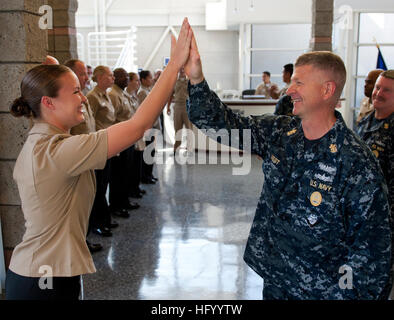 110804-N-DR144-456 SAN DIEGO (4. August 2011) Master Chief Petty Officer des Marine (INTERNIERUNGSLAGER) Rick D. West high Fives Kommandanten, Naval Oberfläche Force US Pazifik Flotte Junior Segler des Quartals Information Systems Technician 3. Klasse Jenna Davis während eines Besuchs nach Naval Base San Diego. West ist bei einem neuntägigen Besuch in Navy Region Südwest. (Foto: U.S. Navy Mass Communication Specialist 2. Klasse James R. Evans/freigegeben) UNS Marine 110804-N-DR144-456 Master Chief Petty Officer des Marine (INTERNIERUNGSLAGER) Rick D. West high Fives Kommandanten, Naval Surface Force US-Pazifikflotte Stockfoto