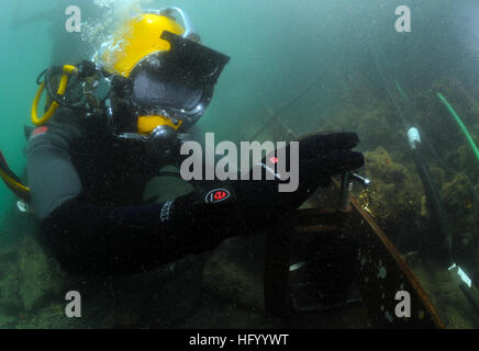 110804-N-XD935-310 PORT ROYAL, Jamaika (4. August 2011) Navy Diver 3. Klasse Bryan Myers, zugewiesen, Mobile Tauchen und Salvage Unit (MDSU) 2, verwendet eine Klammer um eine Stahlplatte zu sichern, vor Durchführung von Schweißarbeiten mit Mobile Tauch- und Salvage Unit (MDSU) 2. MDSU-2 ist Navy Diver-Partnerschaft Südbahnhof, eine multinationale Partnerschaft Engagement zur Erhöhung der Interoperabilität und Partner-Nation-Fähigkeit durch Tauchbetrieb beteiligt. (Foto: U.S. Navy Mass Communication Specialist 1. Klasse Jayme Pastoric/freigegeben) U.S. Navy 110804-N-XD935-310 Marine Diver 3. Klasse Brya Stockfoto