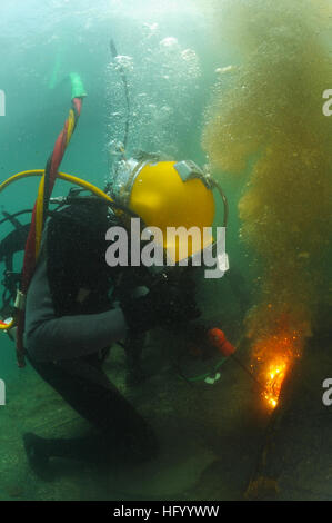 110804-N-XD935-475 PORT ROYAL, Jamaika (4. August 2011) Jamaican Küstenwache Defense Force Taucher Petty Officer Darin Atkinson verwendet eine Unterwasser Schneidwerkzeug auf einem Stahlträger durchtrennt, während der Schweißarbeiten mit Mobile Tauch- und Salvage Unit (MDSU) 2. MDSU-2 ist Navy Diver-Partnerschaft Südbahnhof, eine multinationale Partnerschaft Engagement zur Erhöhung der Interoperabilität und Partner-Nation-Fähigkeit durch Tauchbetrieb beteiligt. (Foto: U.S. Navy Mass Communication Specialist 1. Klasse Jayme Pastoric/freigegeben) U.S. Navy 110804-N-XD935-475 Petty Officer Darin Atkinson u Stockfoto