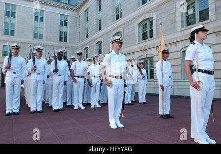 110805-N-XP477-002 ANNAPOLIS, MD. (5. August 2011) Plebes in der US Naval Academy-Klasse 2015 stehen in Bildung für einen formalen Parade in Tecumseh Gericht während der fünften Woche der Plebs Sommer. Plebs Sommer ist ein 6-Wochen-Trainingsprogramm sollen die 4. Klasse Midshipmen körperlich und geistig mit verschiedenen akademischen, sportlichen und technischen Herausforderungen zu entwickeln. (Foto: U.S. Navy Masse Kommunikation Spezialist Seemann Danian Douglas/freigegeben) US Navy 110805-N-XP477-002 Plebes in der US Naval Academy-Klasse 2015 stehen in Formation für eine formale Parade in Tecumseh Gericht während der fünften Stockfoto