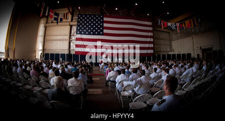 110805-N-XS652-095 VIRGINIA BEACH, Virginia (5. August 2011) Vice Admiral Bernard J. McCullough, Kommandeur der US-10. Fuhrpark und Flotte Cyber Command, befasst sich mit die Masse während der Abschiedsfeier von Rear Admiral Edward H. Deets III am gemeinsamen Expeditionary Base Little Creek Fort Story. (US Navy Foto von Robin Hicks/freigegeben) US Navy 110805-N-XS652-095 Vice Admiral Bernard J. McCullough befasst sich mit die Masse während der Abschiedsfeier von Rear Admiral Edward H. Deets III bei J Stockfoto