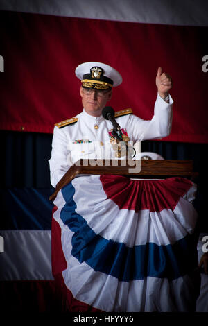 110805-N-XS652-157 VIRGINIA BEACH, Virginia (5. August 2011) Rear Admiral Edward H. Deets III, Kommandant der Naval Warfare Netzwerkbefehl gibt dem Publikum eine Daumen-hoch zum Abschluss seiner Abschiedsfeier am gemeinsamen Expeditionary Base Little Creek Fort Story. (US Navy Foto von Robin Hicks/freigegeben) US Navy 110805-N-XS652-157 Rear Admiral Edward H. Deets III gibt dem Publikum eine Daumen-hoch zum Abschluss seiner Abschiedsfeier am gemeinsamen Exped Stockfoto