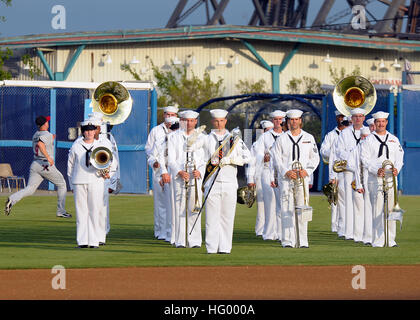 110806-N-JP983-020 NORFOLK (6. August 2011) US Fleet Forces zeremonielle Band führt während ein Norfolk Gezeiten Baseballspiel im Harbor Park als Teil der Marine Gezeiten Nacht. Die Norfolk Gezeiten Gastgeber die jährliche Veranstaltung zur Anerkennung für den Dienst der Segler der ganzen Welt zu zeigen. (Foto: U.S. Navy Mass Communication Specialist 2. Klasse Joshua Mann/freigegeben) US Navy 110806-N-JP983-020 US Flotte Kräfte zeremonielle Band führt, während ein Norfolk Gezeiten Baseballspiel im Harbor Park als Teil der Marine Gezeiten Nig Stockfoto