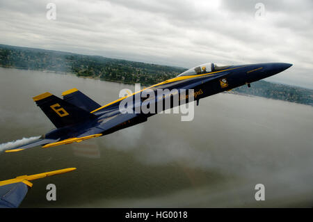 110805-N-BA418-152 SEATTLE (5. August 2011) Lt. C.J. Simonsen, gegnerischen Solo Pilot zugewiesen der US Navy Flug Demonstration Squadron, die Blue Angels, führt der Abschnitt hohe alpha Manöver neben der Lead Solo Pilot während der 62. Seattle Seafair Fleet Week. Seafair Aktivitäten ermöglichen US- und kanadischen Segler und Küstenwache Personal, die lokale Gemeinschaft erleben und Bewusstsein für die maritimen Kräfte zu fördern. (Foto: U.S. Navy Mass Communication Specialist 3. Klasse Andrew Johnson/freigegeben) UNS Marine 110805-N-BA418-152 Lt. C.J. Simonsen, gegnerischen Solo Pilot zugewiesen Stockfoto