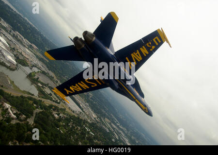 Während der Seattle Seafair Fleet Week führt ein gegensätzlicher Solo-Pilot zusammen mit dem führenden Solo-Piloten das Streckengleich-Alpha-Manöver durch, wobei er die Flugfähigkeiten der US Navy vorstellt und das Engagement der Gemeinschaft fördert. Stockfoto