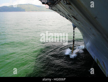 110812-N-UO379-076 HONG KONG (12. August 2011) besuchen die Flugzeugträger USS Ronald Reagan (CVN-76) Anker vor der Küste von Hong Kong für einen Port. Ronald Reagan ist einer der zwei Flugzeugträger im Gange in den USA 7. Flotte Aufgabengebiet. (Foto: U.S. Navy Mass Communication Specialist 3. Klasse Alexander Tidd/freigegeben) Besuchen Sie uns Marine 110812-N-UO379-076 die Flugzeugträger USS Ronald Reagan (CVN-76) Anker vor der Küste von Hong Kong für einen port Stockfoto