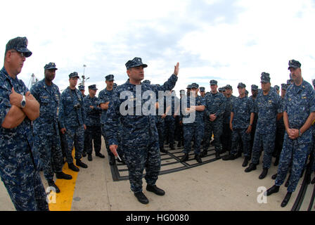 110811-N-NK458-031 NORFOLK (11. August 2011) CMdR Thomas A. Winter, Kommandierender Offizier der Los-Angeles-Klasse Angriffs u-Boot USS Montpelier (SSN-765), richtet sich die Crew in Quartalen auf dem Pier als das u-Boot für eine anstehende geplante Bereitstellung bereitet. (Foto: U.S. Navy Mass Communication Specialist 1. Klasse Todd A. Schaffer/freigegeben) US Navy 110811-N-NK458-031 CMdR Thomas A. Winter befasst sich mit die Crew der USS Montpelier (SSN-765) in Quartalen Stockfoto