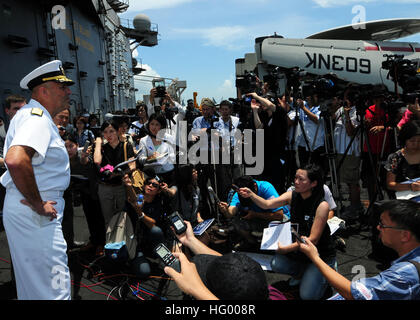 110812-N-SB672-142 HONG KONG (12. August 2011) Rear Admiral Robert Girrier, Kommandant der Ronald Reagan Carrier Strike Group hält eine Pressekonferenz mit chinesischen Medien Mitglieder auf dem Flugdeck des Flugzeugträgers USS Ronald Reagan (CVN-76). Ronald Reagan ist einer der zwei Flugzeugträger im Gange in den USA 7. Flotte Aufgabengebiet. (Foto: U.S. Navy Mass Communication Specialist 2. Klasse Dylan McCord/freigegeben) UNS Marine 110812-N-SB672-142 Rear Admiral Robert Girrier, Kommandant der Ronald Reagan Carrier Strike Group, hält eine Pressekonferenz mit chinesischen med Stockfoto