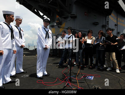 110812-N-SB672-250 HONG KONG (12. August 2011) Segler sprechen mit chinesischen Medien Mitglieder in Kantonesisch an Bord des Flugzeugträgers USS Ronald Reagan (CVN-76). Ronald Reagan ist einer der zwei Flugzeugträger im Gange in den USA 7. Flotte Aufgabengebiet. (Foto: U.S. Navy Mass Communication Specialist 2. Klasse Dylan McCord/freigegeben) US Navy 110812-N-SB672-250 Segler sprechen mit chinesischen Medien Mitglieder in Kantonesisch an Bord des Flugzeugträgers USS Ronald Reagan (CVN-76) Stockfoto