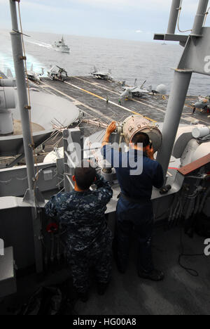 Seeleute an Bord der USS George Washington (CVN 73) kommunizieren mit dem Morsecode HMCS Ottawa (FFH 341), während sie im Zuständigkeitsbereich der 7. US-Flotte patrouillieren. Stockfoto