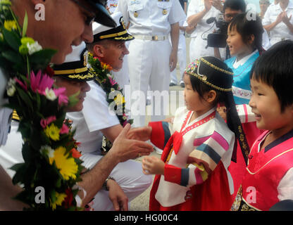 110813-N-XG305-273 BUSAN, Südkorea (13. August 2011) Command Master Chief David Unnone, Command master Chief der USA 7. Flottenkommando Schiff USS Blue Ridge (LCC-19), Kapitän Daniel Grieco, Kommandierender Offizier der Blue Ridge und Captain Charles Williams, US 7. Flotte Chef des Stabes, werden von koreanischen Kindern begrüßt, Blue Ridge eintreffen in Busan, Uichi Freiheit Guardian 2011 teilzunehmen. (Foto: U.S. Navy Mass Communication Specialist 2. Klasse Steven Khor/freigegeben) US Navy 110813-N-XG305-273 Capt Charles Williams, U.S. 7. Stabschef der Flotte wird von koreanischen Kindern begrüßt Stockfoto