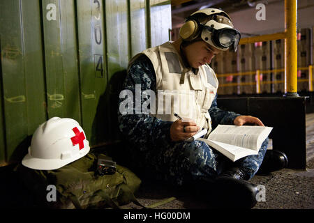 110815-N-DX615-014 Pazifik (15. August 2011) Hospital Corpsman 3. Klasse Charles Carroll, aus St. Clair Shores, Michigan, studiert in verzinsliche Material für die kommende Marine-weite Förderung Prüfung auf amphibischer Angriff Schiff USS Makin Island (LHD 8). Makin Island ist das Aushängeschild für amphibischen Geschwader (PHIBRON) 5 und die 11. Marine Expeditionary Unit (MEU 11.) und für PHIBRON-MEU integrierte Ausbildung (PMINT) in Vorbereitung auf das Schiff ersten operativen Einsatz läuft. (Foto: U.S. Navy Mass Communication Specialist 2. Klasse Alan Gragg/freigegeben) UNS Marine 110815-N-DX615-014 Hos Stockfoto