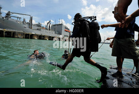 110818-N-KB666-179 PANAMA-Stadt, Panama (18. August 2011) CPL. Luis Escudero, ein panamaischer Marine Taucher führt ein Eindringen von Wasser vor Schritt während der gemeinsamen Tauchcenter mit Firma 2-3 Mobile Tauchen und Salvage Unit (MDSU) 2 und Taucher aus Panama und Belize als Teil der PANAMAX-2011. PANAMAX ist eine jährliche multinationalen Übung konzentrierte sich auf die Sicherheit des Panama-Kanals, mit Teilnehmern aus 17 Ländern und mit mehr als 4.500 Mitarbeiter in der gesamten US Southern Command. (Foto: U.S. Navy Mass Communication Specialist 2. Klasse Gregory N. Juday/freigegeben) US Navy 110818-N-K Stockfoto
