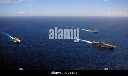 110818-ZS026-N-349 indischen Ozean (18. August 2011) der amphibischen Angriff Schiff USS Boxer (LHD-4), rechts, die amphibische dock Landungsschiff USS Comstock (LSD-45), und die amphibischen Transportschiff der Dock USS Green Bay (LPD 20) transit im Indischen Ozean. Die drei Schiffe, Teil der Boxer amphibische Gruppe bereit, vor kurzem abgeschlossen maritimer Sicherheitsoperationen in den USA 5. Flotte Verantwortungsbereich und laufen in den USA 7. Flotte Aufgabengebiet während der Bereitstellung an den westlichen Pazifischen Ozean. (Foto: U.S. Navy Mass Communication Specialist 3. Klasse Trevor Welsh/freigegeben) US Navy Stockfoto