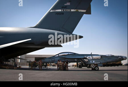 110818-F-XH170-156 KANDAHAR Flugplatz, Afghanistan (18. August 2011) Flieger, 451st Expeditionary Logistik Bereitschaft Staffel und den 22. Airlift Squadron-Look über einen Verladeplan zugewiesen, als sie eine F/A-18 Super Hornet auf einer c-5 Galaxy laden. Dies war das erste Mal ein US-Kampfjet erfolgreich ein Fracht-Flugzeug für den Transport zurück in die USA (US Air Force Foto von Senior Airman David Carbajal/freigegeben) Marine 110818-F-XH170-156 Flieger Ook über einen Verladeplan geladen wurde als eine F-A-18 Super Hornet auf einer c-5 Galaxy zu laden Stockfoto