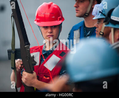 110821-N-PB383-331 Pazifik (21. August 2011) Gunner Mate Seemann Haley Kurkowski bereitet sich auf eine Messenger-Linie zum Military Sealift Command Flotte Nachschub Schiff USNS Yukon (T-AO 202) Feuer aus der San-Antonio-Klasse amphibischen Dock Transportschiff USS New Orleans (LPD 18) während ein Nachschub auf dem Meer. New Orleans und eingeschifften Marines vom 11. Marine Expeditionary Unit (MEU) führen vor der Bereitstellung Arbeit-Ups im Rahmen der Makin Island amphibische bereit-Gruppe. (Foto: U.S. Navy Mass Communication Specialist 3. Klasse Dominique Pineiro/freigegeben) transportieren Dock Schiff USS neu O Stockfoto