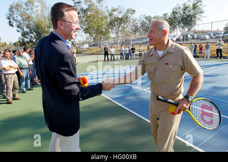 110824-N-HW977-264 NORCO, Kalifornien (24. August 2011) Steve Kappes, links, militärische Outreach Coordinator für USTA, San Diego District und Kapitän Terry Auberry, Kommandierender Offizier der Marine Waffen Station Seal Beach (NWSSB), schütteln Hände, während ein Band Schneiden Ereignis markiert den Abschluss der Tennisplatz, die Arbeit im NWSSB Ablösung Corona Oberflächenersatz. Die Gerichtshof Sanierung ergab sich aus einen Zuschuss von USTA und eine Partnerschaft zwischen Naval Region Südwest und Naval Surface Warfare Center, Corona Division, Moral, Wohlbefinden und Freizeit Möglichkeiten für Mitarbeiter bieten. (U.S. Navy Photo von Greg Vojt Stockfoto