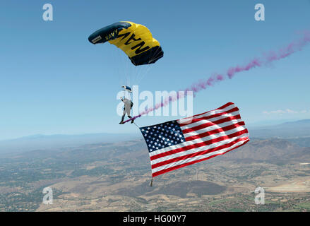 110824-D-IQ655-021 SAN DIEGO (24. August 2011) Chief Warrant Officer (Siegel) Keith Pritchett, zugeordnet der US Navy Fallschirm Demo Team, die Frösche springen fliegt eine große amerikanische Flagge über dem Westview High School. Das Team führte während der ersten Schultag Pep-Rallye. Die Frösche springen haben ihren Sitz in San Diego und führen aerial Fallschirm Demonstrationen zur Unterstützung der Naval Special Warfare und Navy Recruiting. (US Navy Foto von James Woods/freigegeben) US Navy 110824-D-IQ655-021 Chief Warrant Officer (SEAL) Keith Pritchett, US Navy Fallschirm Demo Team, der Sprung F zugewiesen Stockfoto