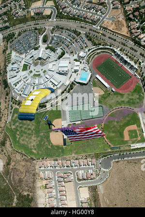 110824-D-IQ655-040 SAN DIEGO (24. August 2011) Chief Warrant Officer (Siegel) Keith Pritchett, zugeordnet der US Navy Fallschirm Demo Team, die Frösche springen fliegt eine große amerikanische Flagge über dem Westview High School. Das Team führte während der ersten Schultag Pep-Rallye. Die Frösche springen haben ihren Sitz in San Diego und führen aerial Fallschirm Demonstrationen zur Unterstützung der Naval Special Warfare und Navy Recruiting. (US Navy Foto von James Woods/freigegeben) US Navy 110824-D-IQ655-040 Chief Warrant Officer (SEAL) Keith Pritchett, US Navy Fallschirm Demo Team, der Sprung F zugewiesen Stockfoto