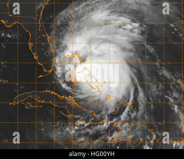 110825-O-ZZ999-001 Atlantik (25. August 2011) A GOES-13 Infrarot-Satellitenbild von US Naval Research Laboratory, Monterey, Kalifornien, mit dem Status der Hurrikan Irene um ca. 12 Uhr EST Mittwoch, 25 August zur Verfügung gestellt. Irene hat anhaltende Winde von 115-Meilen-pro-Stunde mit Böen bis zu 140 Meilen pro Stunde und Nordwesten bewegt. Das National Hurricane Center berichtete in ihrer 05:00 beratenden Irene 80 Meilen ostsüdöstlich von Nassau, Bahamas. (US Navy Foto/freigegeben) US Navy 110825-O-ZZ999-001 A GOES-13 Infrarot-Satellitenbild von US Naval Research Labora zur Verfügung gestellt Stockfoto