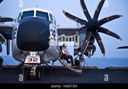 110902-N-GC412-198 SOUTH CHINA SEA (2. September 2011) Luftfahrt strukturelle Mechaniker 3. Klasse John Coughlin aus Houston, Texas, entspannt für einen Moment auf eine C-2A Greyhound zugeordnet zu den Anbietern der Flotte Logistik bekämpfen Squadron (VRC) 30 an Bord der Flugzeugträger der Nimitz-Klasse USS John C. Stennis (CVN-74). John C. Stennis Carrier Strike Group ist auf eine geplante westlichen Pazifischen Ozean und den Persischen Golf Bereitstellung. (Foto: U.S. Navy Mass Communication Specialist 3. Klasse Will Tyndall/freigegeben) US Navy 110902-N-GC412-198 Aviation strukturelle Mechaniker 3. Klasse John Coughlin entspannt für einen Momen Stockfoto