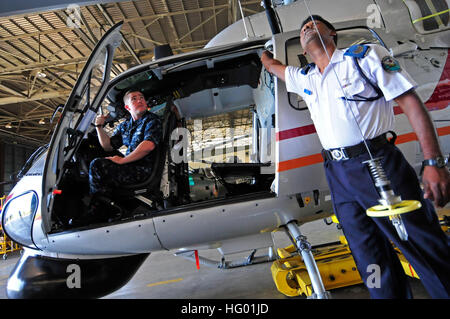 110906-N-IZ292-230 PORT LOUIS, Mauritius (6. September 2011) Aviation ElectricianÕs Mate 2. Klasse Christopher Lloyd, zugewiesen, die stolz Krieger der Hubschrauber Anti-Submarine Squadron Licht (HSL) 42, bereitgestellt mit guided-Missile-Fregatte USS Samuel B. Roberts (FFG-58), Uhren-Inspektor Harendre Ramful, der Hubschrauberstaffel Mauritius Police Force (MPF) zugewiesen, Rettungswinde während eines Besuchs der MPF Helo Squadron im Rahmen ihrer Beteiligung mit Afrika Partnerschaft Station (APS) East Hub betreiben. APS ist eine internationale Zusammenarbeit Sicherheitsinitiative von Commander, U.S. erleichtert Stockfoto