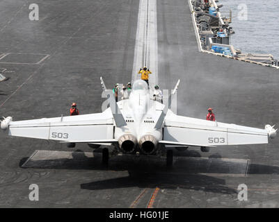 110906-N-QL471-175 Arabisches Meer (6. September 2011) Segler durchführen Pre-Launch-Prüfungen auf eine EA - 18 G Growler zugewiesen, Electronic Attack Squadron (VAQ) 141 auf dem Flugdeck des Flugzeugträgers USS George H.W. Bush (CVN-77). George H.W. Bush in den USA bereitgestellt wird 5. Flotte Aufgabengebiet auf seiner ersten operativen Einsatz Durchführung Seesicherheit Betrieb und Support von Missionen im Rahmen der Operationen Enduring Freedom und New Dawn. (Foto: U.S. Navy Mass Communication Specialist 3. Klasse Billy Ho/freigegeben) US 110906-N-QL471-175 Marineseeleute durchführen Pre-Launch-Prüfungen auf ein EA-18 Stockfoto