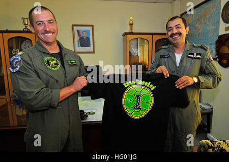 110906-N-IZ292-276 PORT LOUIS, Mauritius (6. September 2011) Lt. CMdR Teague Suarez, Offizier-in-Gebühr von Ablösung 1 aus der stolze Krieger von Hubschrauber Anti-Submarine Squadron Licht (HSL) 42, eingesetzt an Bord geführte Raketen Fregatte USS Samuel B. Roberts (FFG-58), präsentiert ein T-shirt zu Wing Commander Misra Shashank, Kommandierender Offizier der Hubschrauberstaffel Mauritius Police Force (MPF), während eines Besuchs der MPF Helo Squadron im Rahmen ihrer Beteiligung mit Afrika Partnerschaft Station (APS) Ost-Hub. APS ist eine internationale Zusammenarbeit Sicherheitsinitiative von Commander, U.S. erleichtert Stockfoto