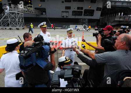 Beantworten Sie 110909-N-NB544-274 SAN DIEGO (9. September 2011) Rear Admiral Robert Girrier, links, Kommandant der Carrier Strike Group (CSG) 7 und Captain Thom Burke, Kommandant des Flugzeugträgers USS Ronald Reagan (CVN-76), Fragen während einer Medien-Verfügbarkeit nach ShipÕs Rückkehr. Ronald Reagan kehrte nach seinem Heimathafen San Diego nach einer siebenmonatigen Bereitstellung in den westlichen Pazifik und US Central Command Verantwortung. (Foto: U.S. Navy Mass Communication Specialist 3. Klasse Kyle Carlstrom/freigegeben) UNS Marine 110909-N-NB544-274 Rear Admiral Robert Girrier, links, und Captain Thom Burk Stockfoto