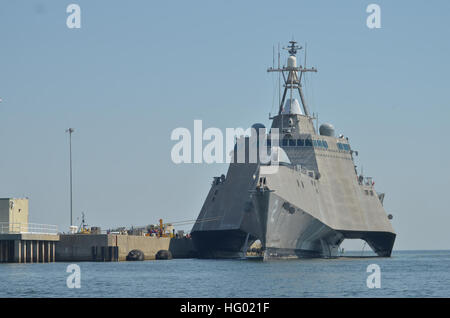 110912-N-AU606-002 PENSACOLA, Florida (12. September 2011) macht das littoral combat Schiff USS Independence (LCS-2) Vorbereitungen am Naval Air Station Pensacola vor immer unterwegs in den Golf von Mexiko für eine Reihe von Schulungen und Trainingsübungen. (US Navy Foto von Ensign Caleb weiß/freigegeben) Marine 110912-N-AU606-002 macht uns das littoral combat Schiff USS Independence (LCS-2) Vorbereitungen am Naval Air Station Pensacola vor immer unter Stockfoto